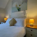 Large 5 Bed House In Scarborough Near The Beach, Large Garden & Hot Tub