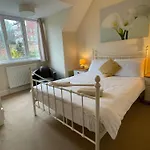 Large 5 Bed House In Scarborough Near The Beach, Large Garden & Hot Tub