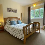 Large 5 Bed House In Scarborough Near The Beach, Large Garden & Hot Tub