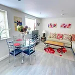 Luxury 2 Bed Cottage Close To Beach-With Parking!