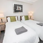 Pelican-Stylish 2-Bed Apartment Close To Beach & Town