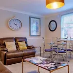 Pelican-Stylish 2-Bed Apartment Close To Beach & Town