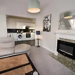 Sandmartin - Top Floor 3-Bed Apartment Sea Views & Parking
