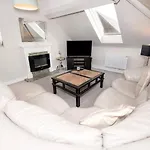 Sandmartin - Top Floor 3-Bed Apartment Sea Views & Parking