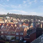 Sandmartin - Top Floor 3-Bed Apartment Sea Views & Parking