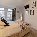 5 Bed In Scarborough 93438