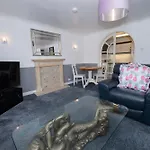 Hummingbird - Spacious One-Bed Apartment