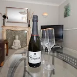 Kingfisher - Two-Bed Apartment In The Beautiful Old Town