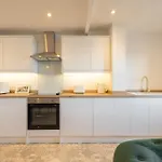 Apartment 5, King\'S Court