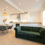 Apartment 5, King\'S Court