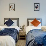 Raglan 3 - Central Apartment With Free Parking