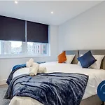 Raglan 3 - Central Apartment With Free Parking