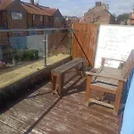 The Blue House - 3 Bed House With Parking