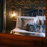 Bronte\'S Rest - Detached Elegant Cottage In Historic Old Town With Garden