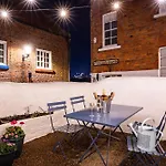 Bronte\'S Rest - Detached Elegant Cottage In Historic Old Town With Garden