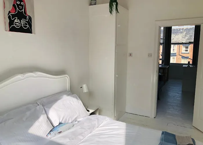 New! Seaside Central Scarborough Apartment