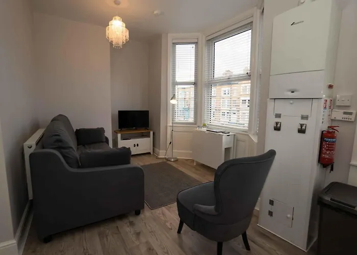Pass The Keys Newly Renovated 2 Bedroom Apartment And Free Parking