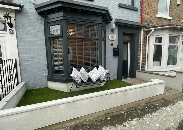 House Located Centrally For Up To 8 Guests