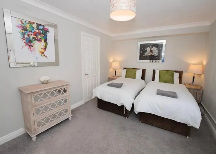 Pelican-Stylish 2-Bed Apartment Close To Beach & Town