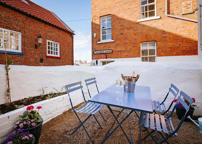 Bronte\'S Rest - Detached Elegant Cottage In Historic Old Town With Garden