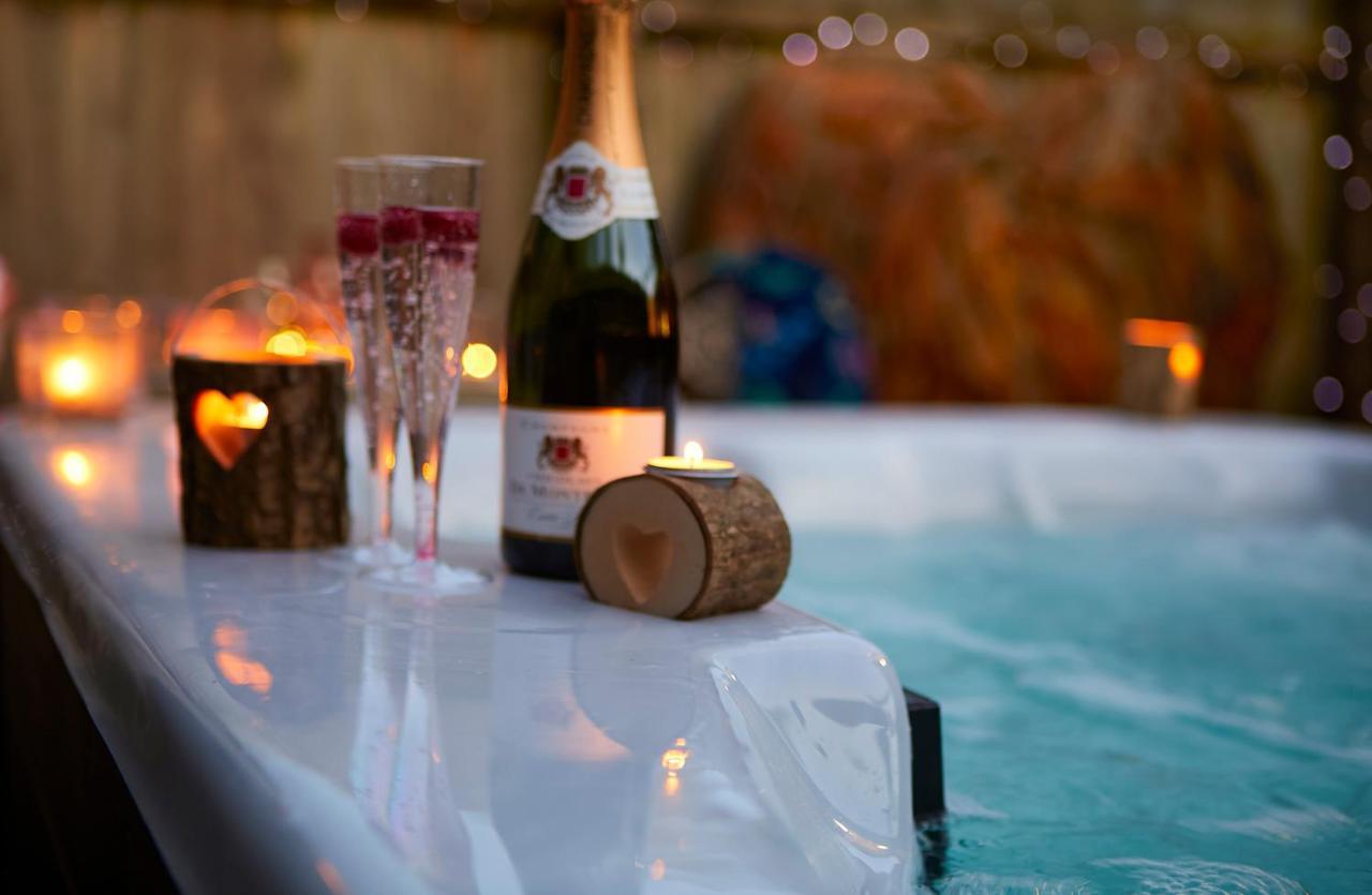 Pinewood Park - Tipis, Hot Tubs And 4*