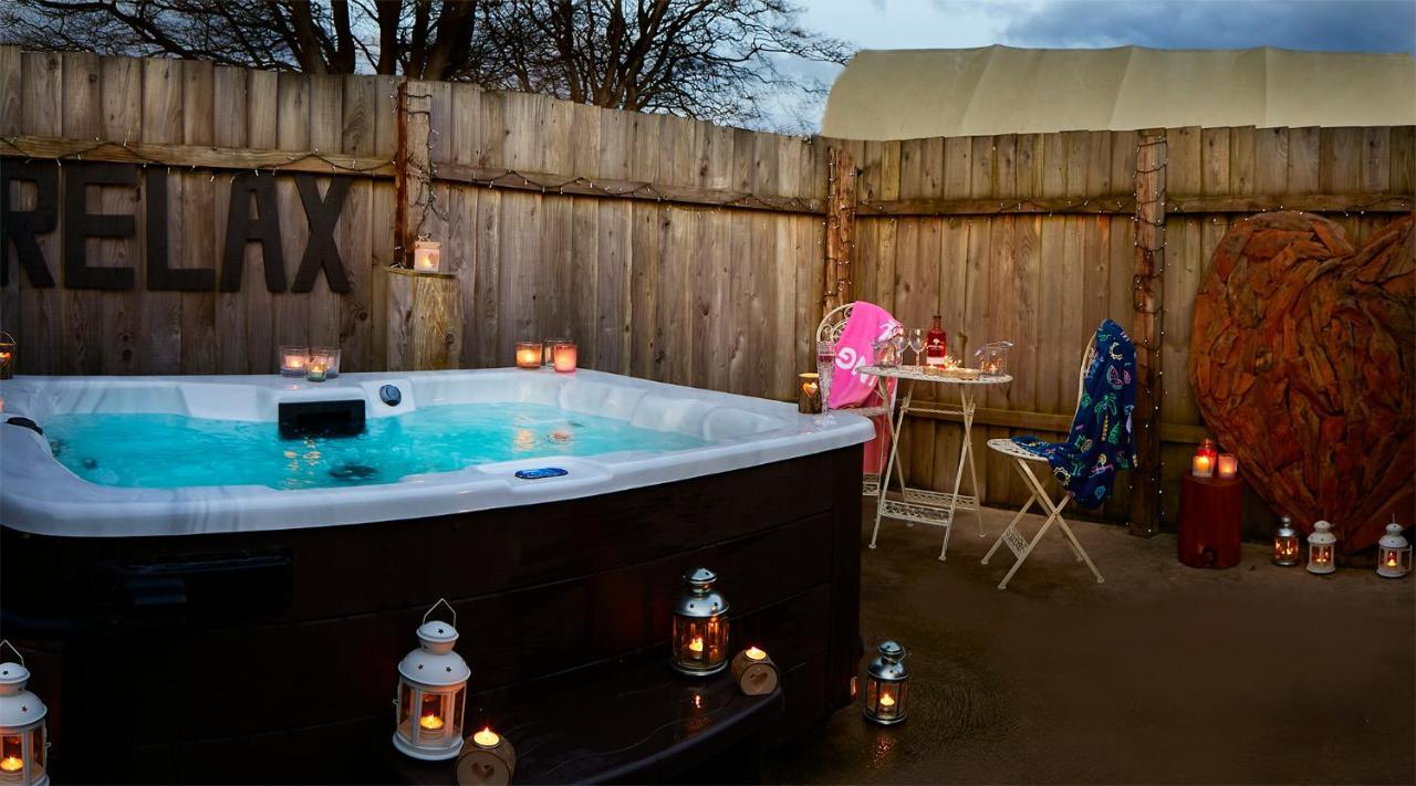 Pinewood Park - Tipis, Hot Tubs And