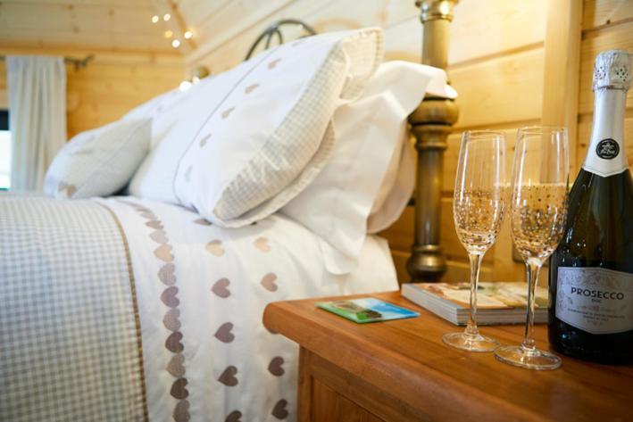 Pinewood Park - Tipis, Hot Tubs And Campsite 4*