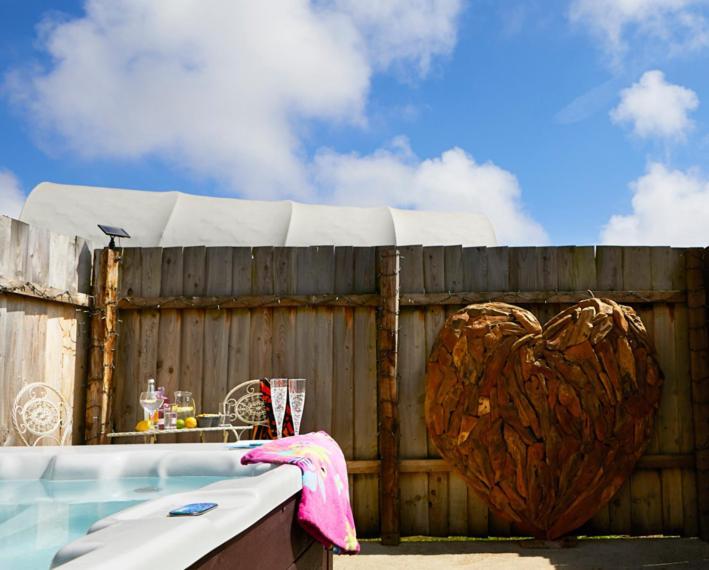 Campsite Pinewood Park - Tipis, Hot Tubs And