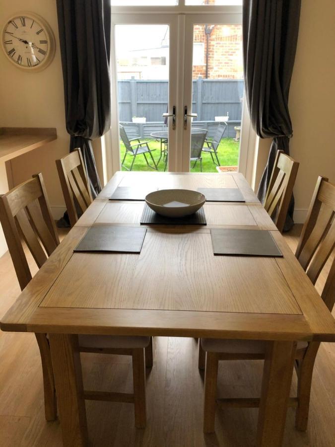 Acacia Breezes - Delightful Semi Holiday home Scarborough