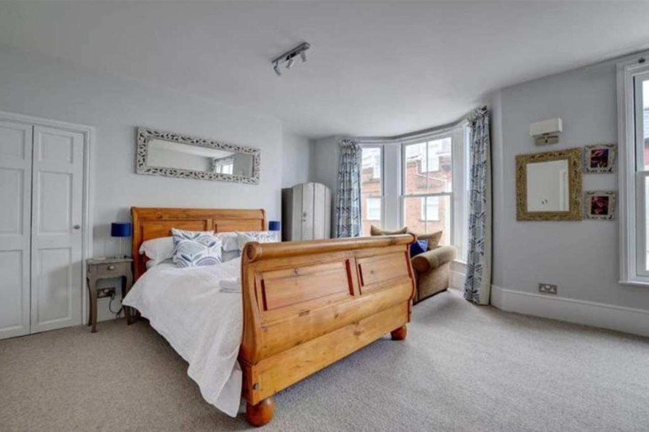 Seaside Retreat In North Bay - With Parking Scarborough