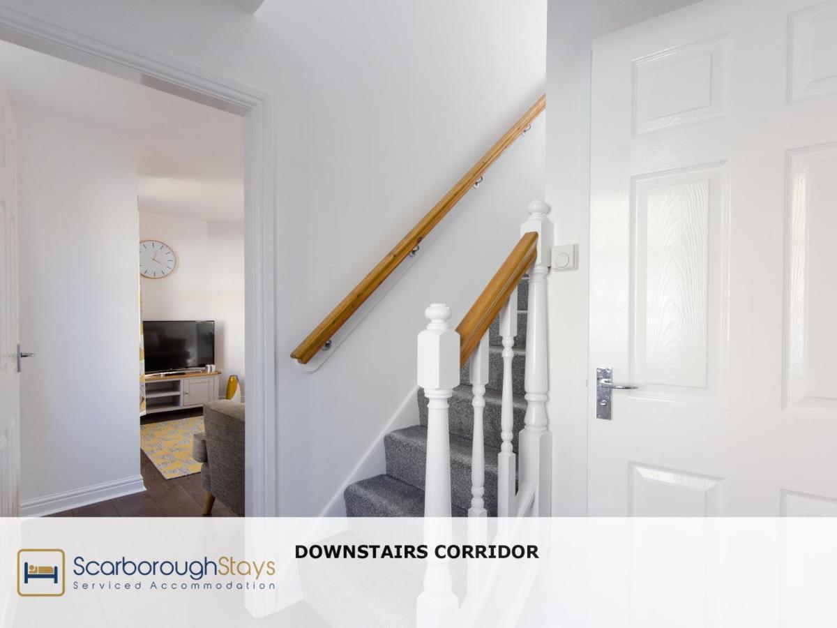 Candler - 3 Bedroom Townhouse With Parking - Patio Area & Seating Holiday home Scarborough