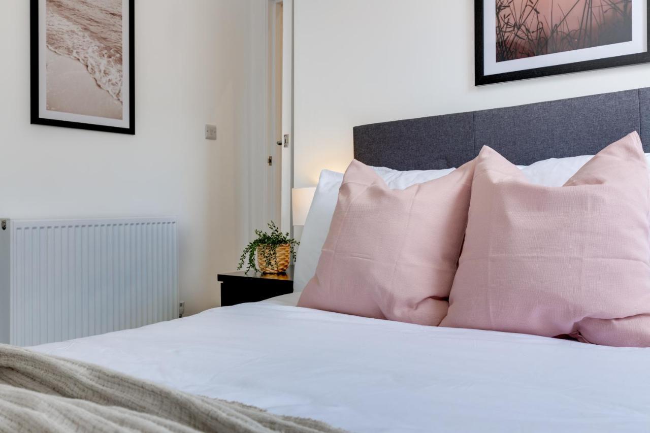 Ultra Luxe 2 Bedroom Near Beach, Centre & Peasholm Park Apartment
