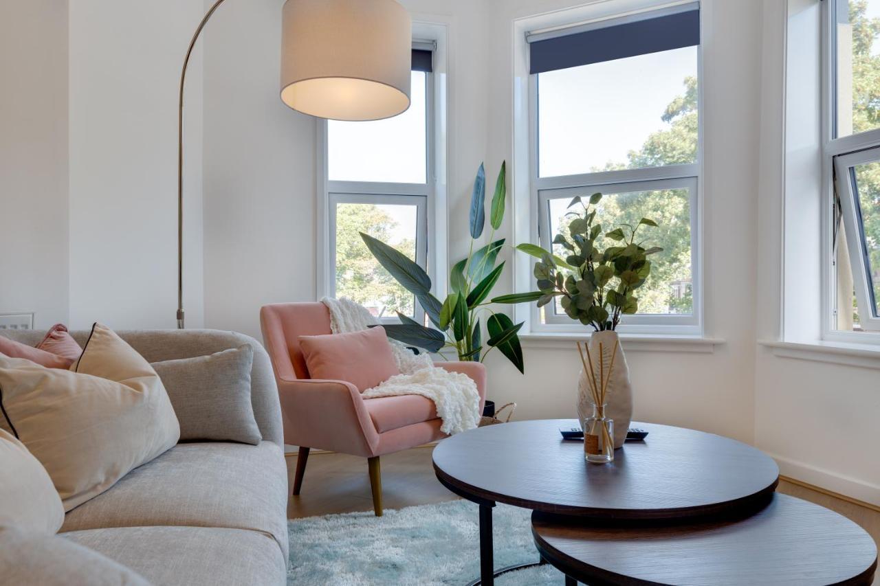 Ultra Luxe 2 Bedroom Near Beach, Centre & Peasholm Park Apartment