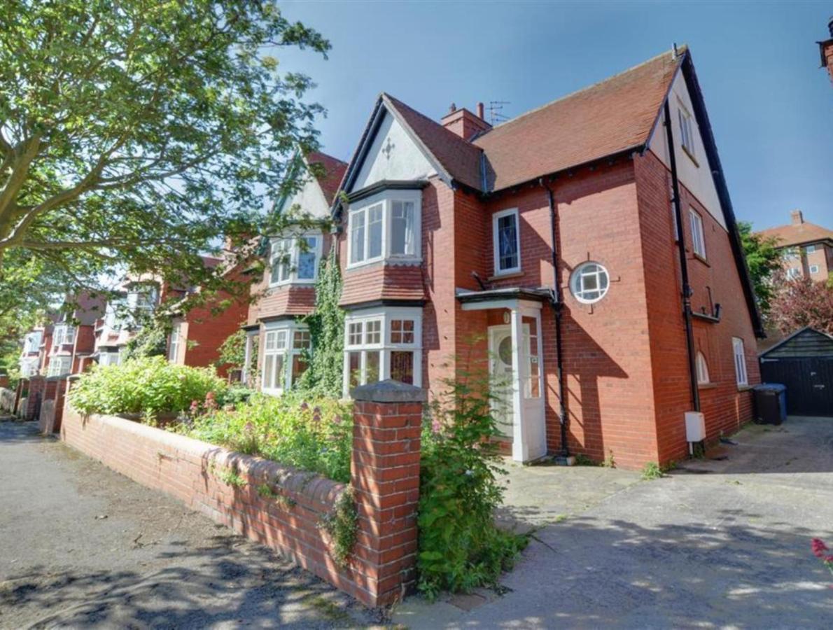 Large 5 Bed House In Near The Beach, Large Garden & Hot Tub Holiday home Scarborough