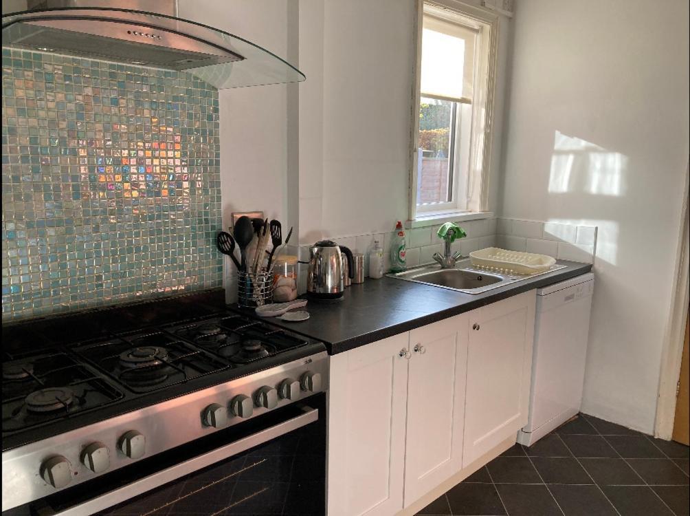 Large 5 Bed House In Near The Beach, Large Garden & Hot Tub Holiday home