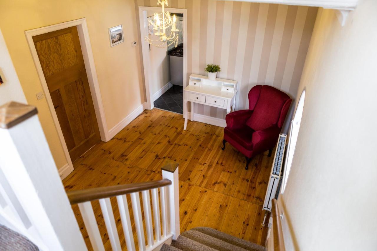 Large 5 Bed House In Near The Beach, Large Garden & Hot Tub Scarborough
