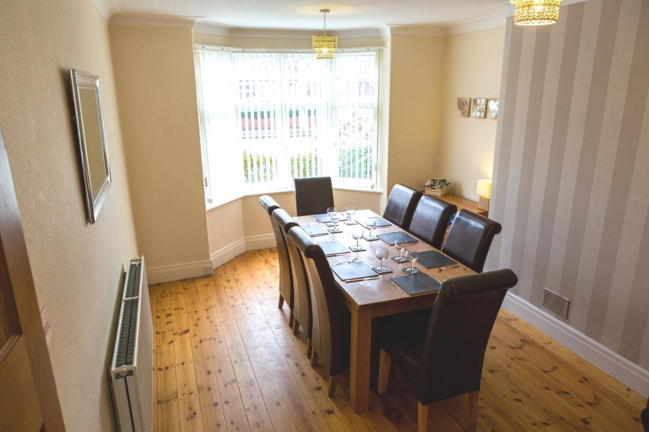 Large 5 Bed House In Near The Beach, Large Garden & Hot Tub Scarborough