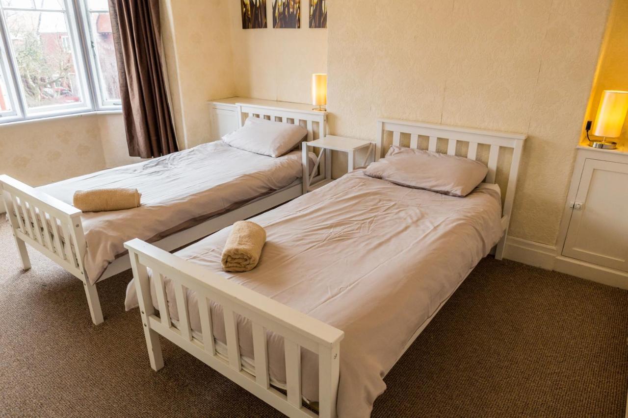 Large 5 Bed House In Near The Beach, Large Garden & Hot Tub * Scarborough