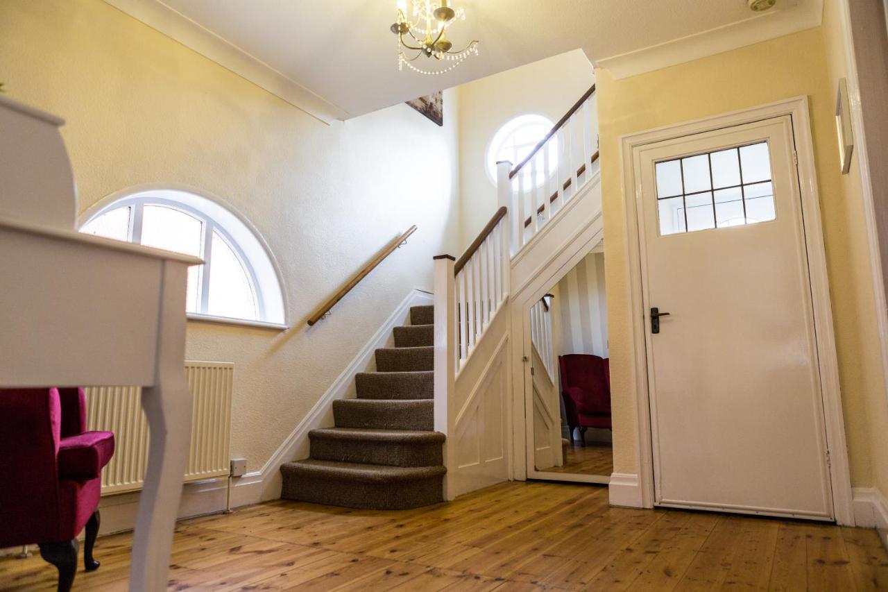 Holiday home Large 5 Bed House In Near The Beach, Large Garden & Hot Tub *
