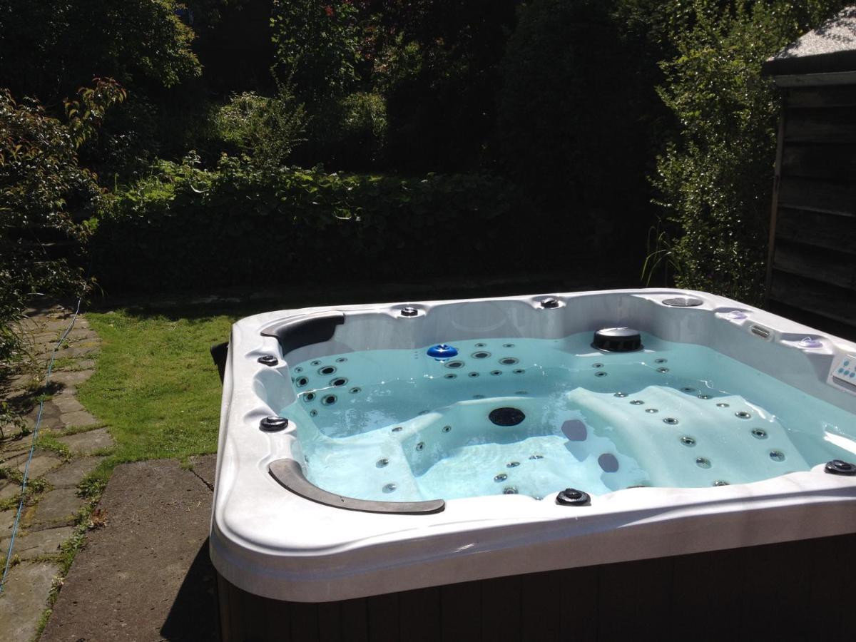 Large 5 Bed House In Near The Beach, Large Garden & Hot Tub