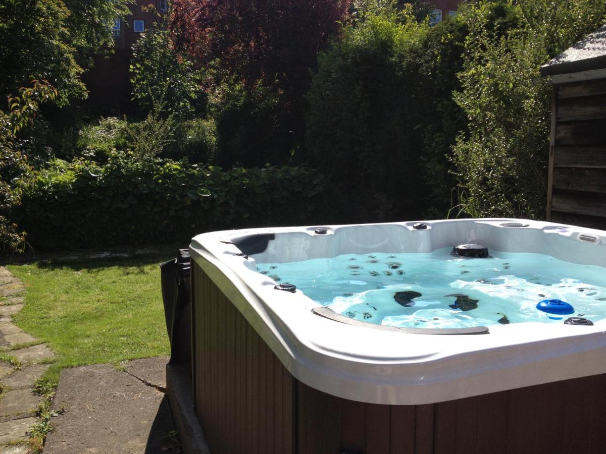 Large 5 Bed House In Near The Beach, Large Garden & Hot Tub Holiday home Scarborough