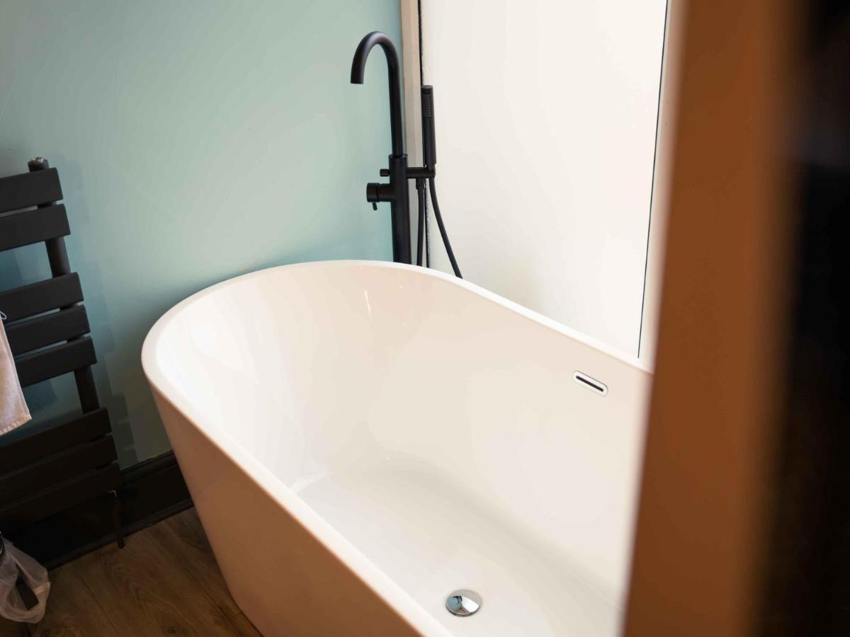 Pass The Keys Amazing, Newly Renovated 5bedroom House Sleeps 10 Holiday home *