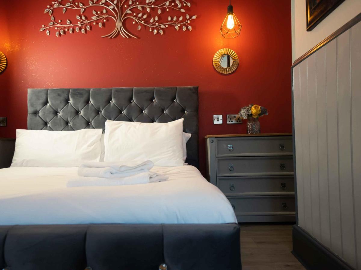 Pass The Keys Amazing, Newly Renovated 5bedroom House Sleeps 10 Holiday home *
