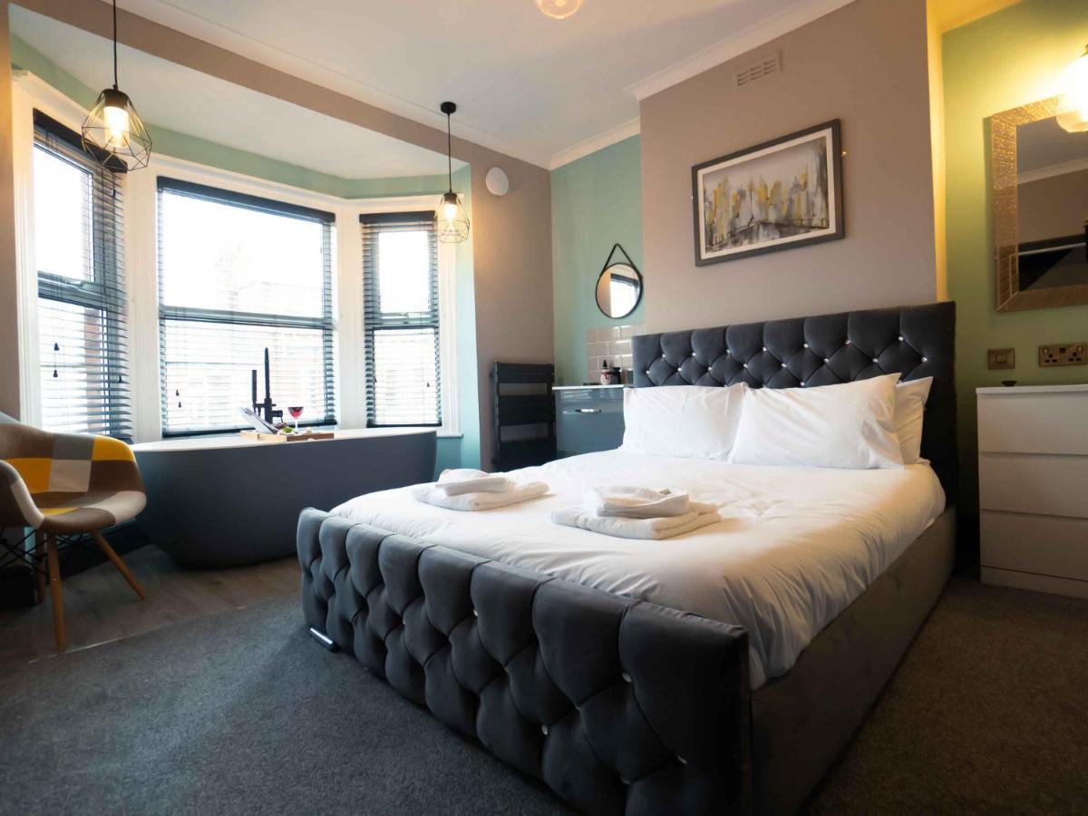 Pass The Keys Amazing, Newly Renovated 5bedroom House Sleeps 10 Holiday home *
