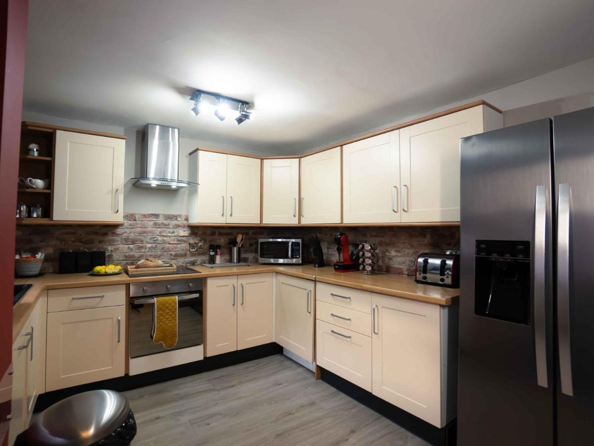 Pass The Keys Amazing, Newly Renovated 5bedroom House Sleeps 10 Holiday home Scarborough