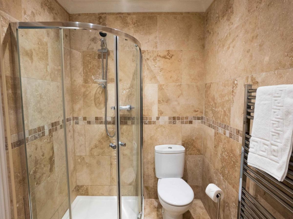 Pass The Keys Stones Throw Apartment, South Cliff,