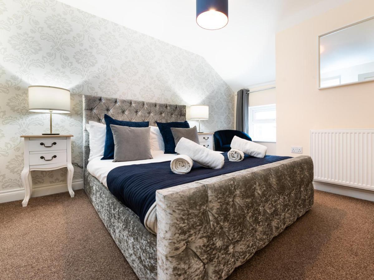Holiday home - Luxury Townhouse Ideal For Large Groups - Hot Tub