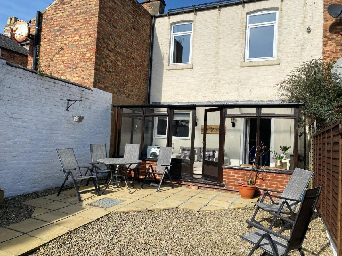 The Hampton Beautiful 3 Bedroom House With Conservatory & Garden *