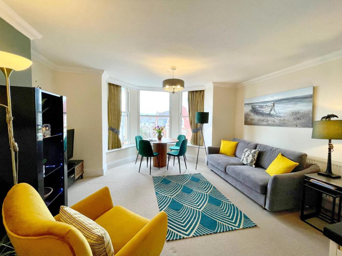 Beautiful Chic Apartment, Lift, Views & Parking