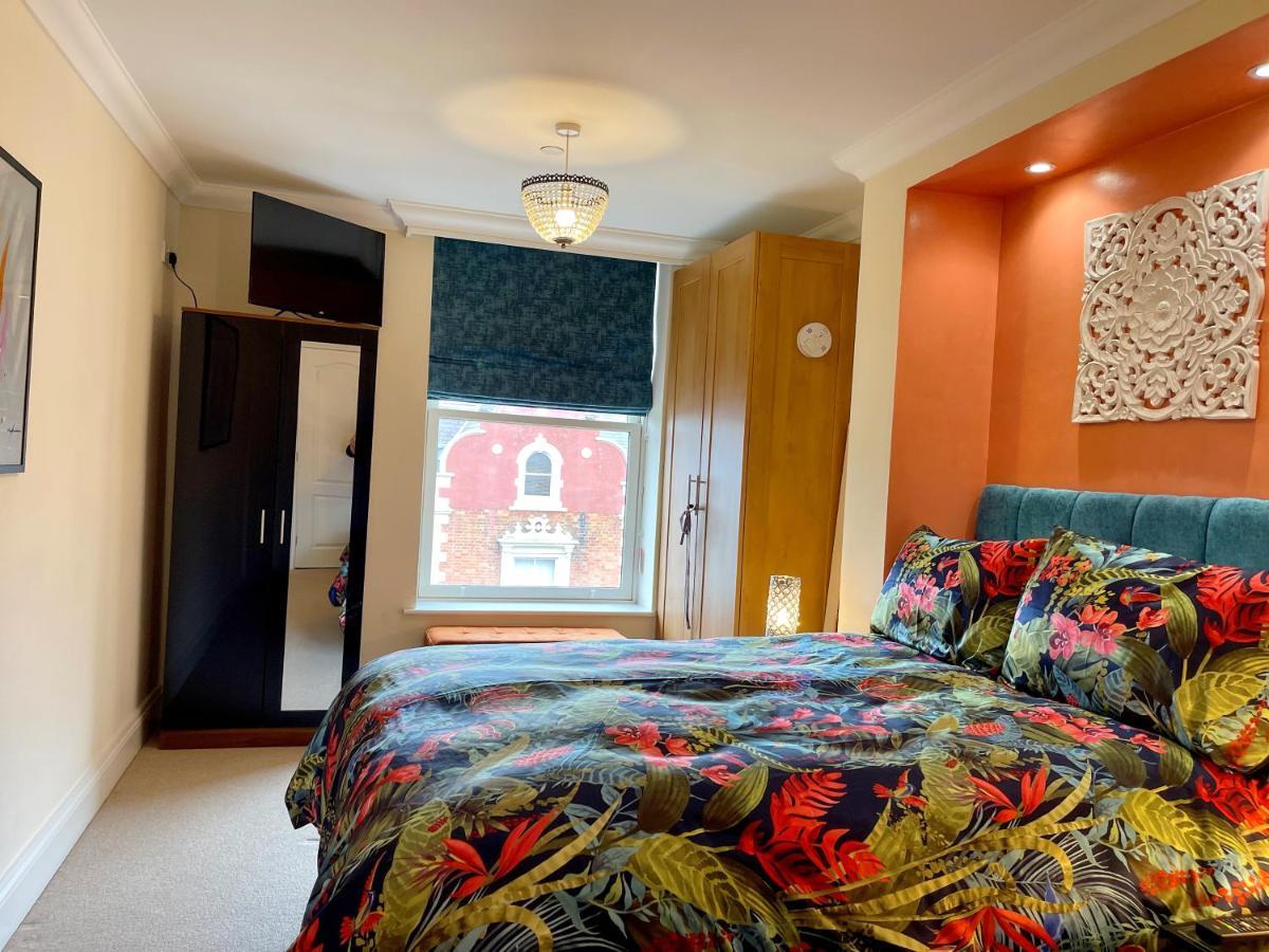 Beautiful Chic Apartment, Lift, Views & Parking Apartment